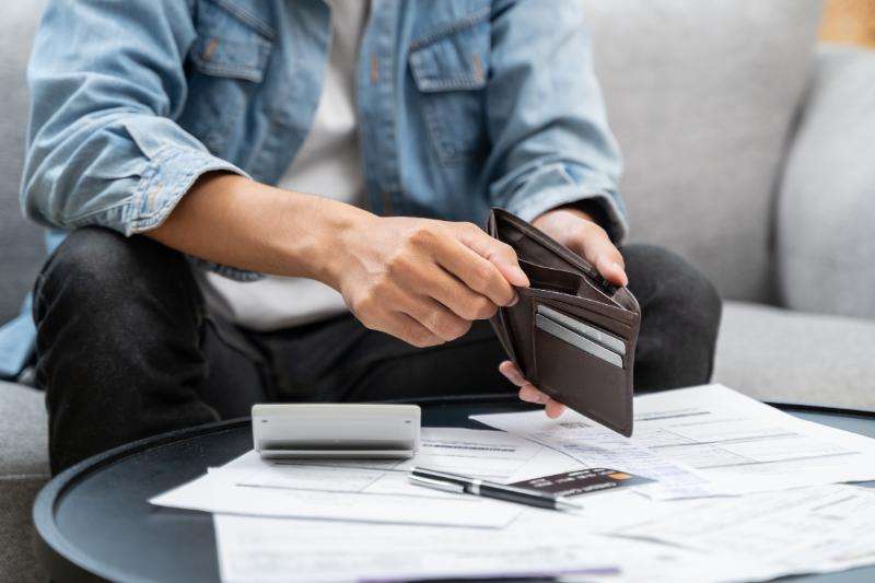 財布の中身を確認する人