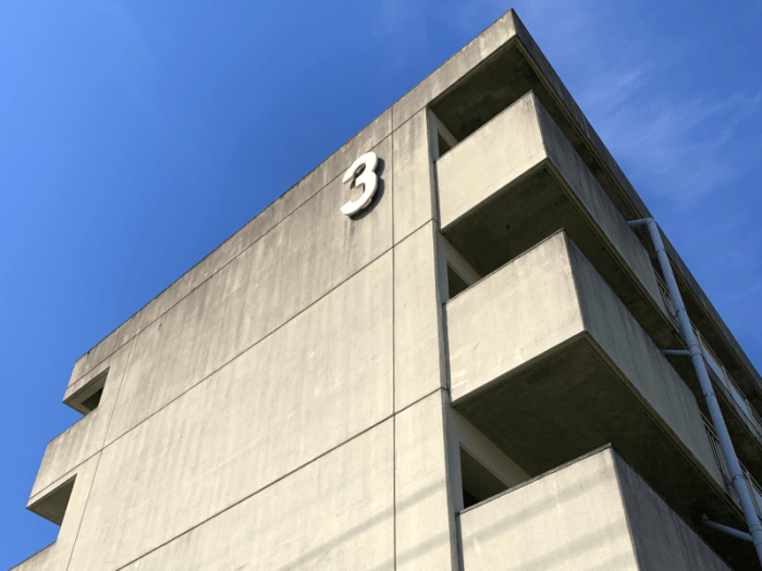 築40年超のケース、マンションを売るか貸すかで2つの注意点